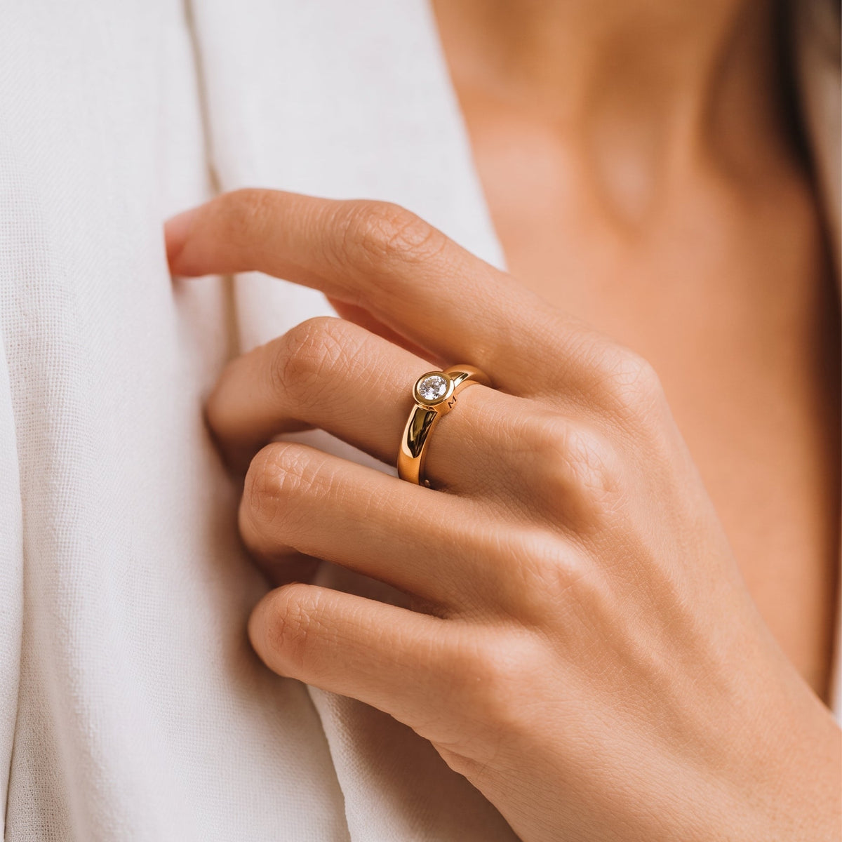 Bague Eternity Or Rose Portée Collection Eternelle Manipura