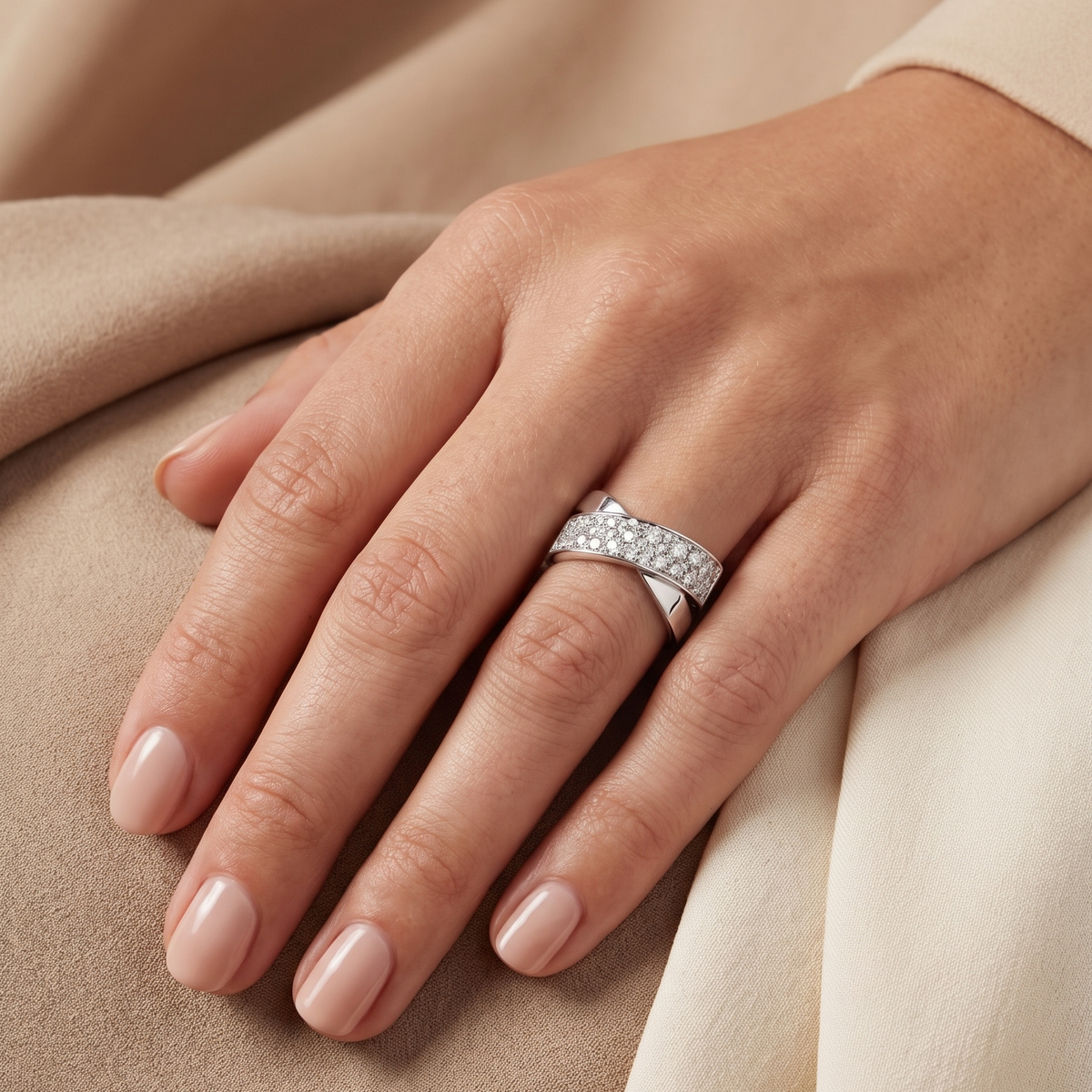 Bague Résonance Or Blanc Portée Collection Signature Manipura