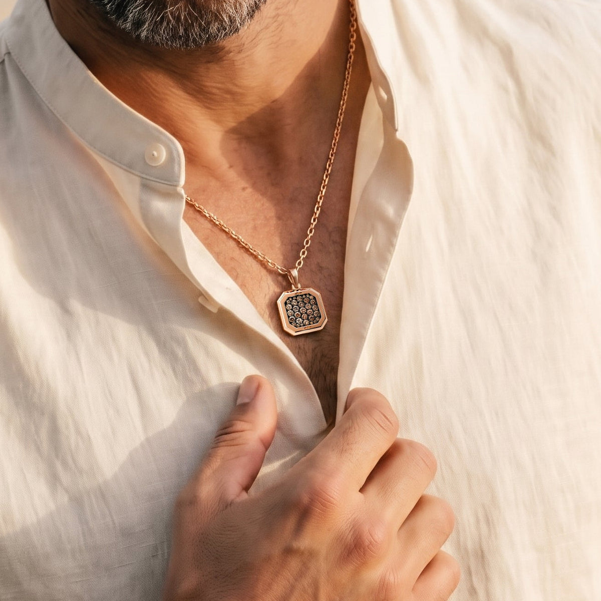 Collier Carré d'Or Pavé Brown Or Rose Porté Collection Carré d'Or Manipura