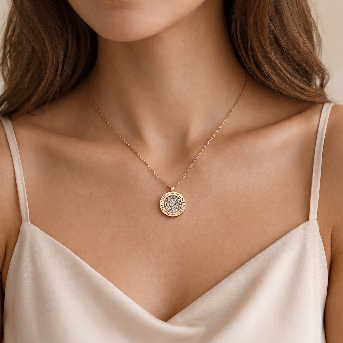 Collier Cercle d'Or Pavé Or Rose Porté Collection Cercle d'Or Manipura